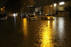 Carrer inundat al Pol&iacute;gon de Les Comes