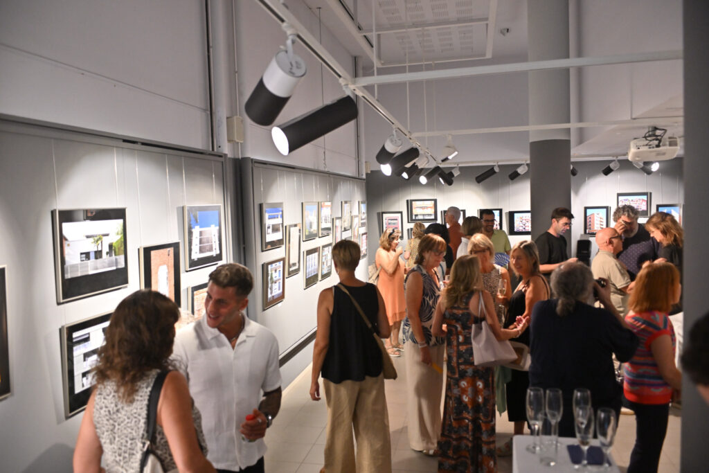 Inaugurada de mostra de Carmel·la Planell «Càmera i ciutat, un tema inesgotable»