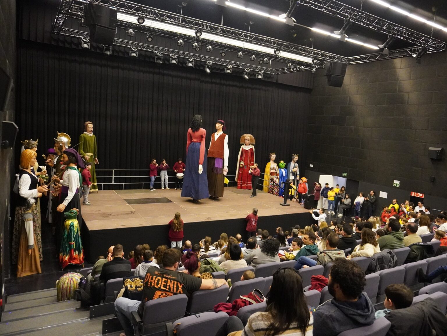 La pluja obliga a celebrar sota cobert la 2a Trobada Gegants de Montbui