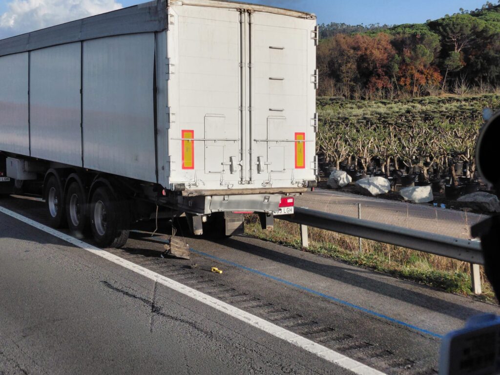 Una veïna d’Igualada mor en un accident entre un turisme i un camió a l’AP-7 a Sant Celoni