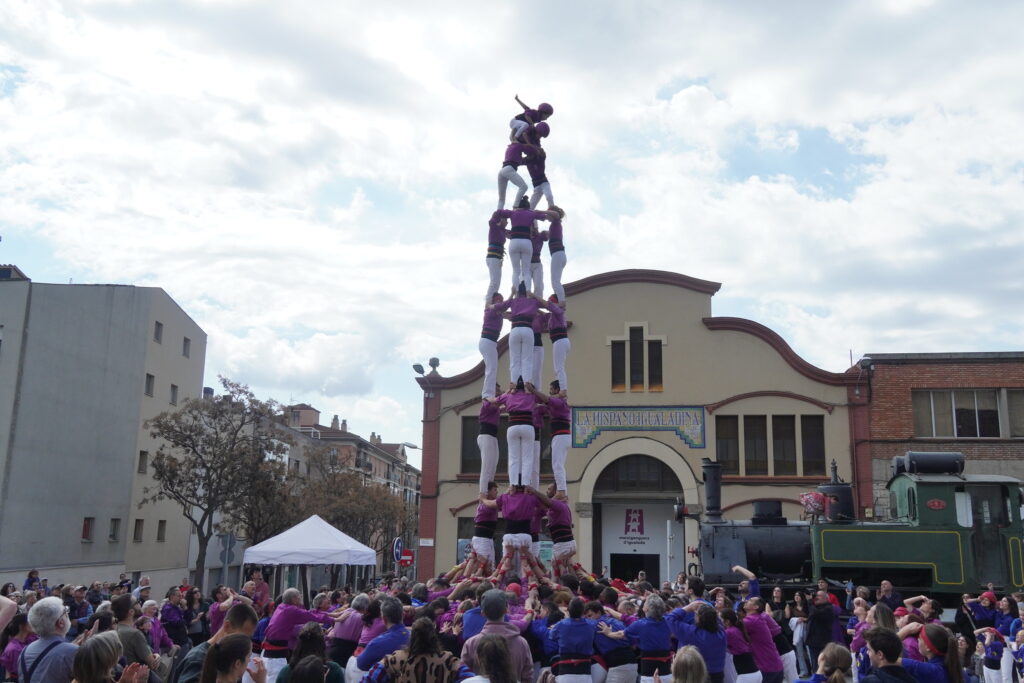 Els Moixiganguers descarreguen el primer castell de vuit de la temporada a la Diada de les Cotxeres