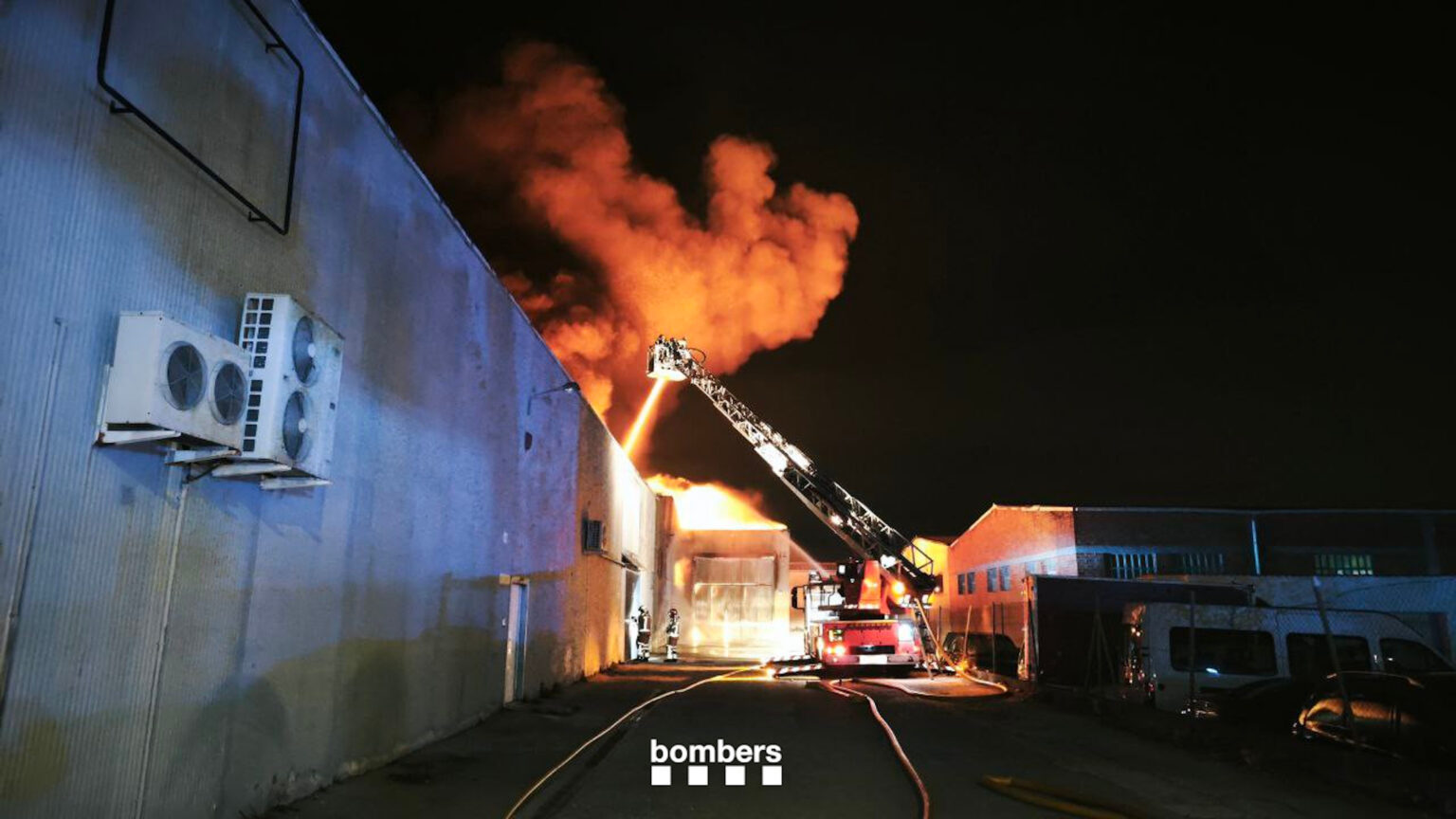 Els Bombers treballen en l’extinció d’un incendi en una nau industrial d’Igualada