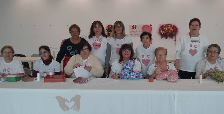 Cors solidaris per conscienciar contra el càncer de mama