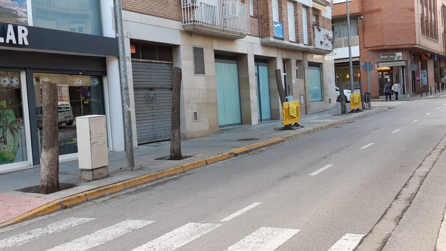 El govern de Vilanova defensa la tala d’arbres del carrer Montserrat