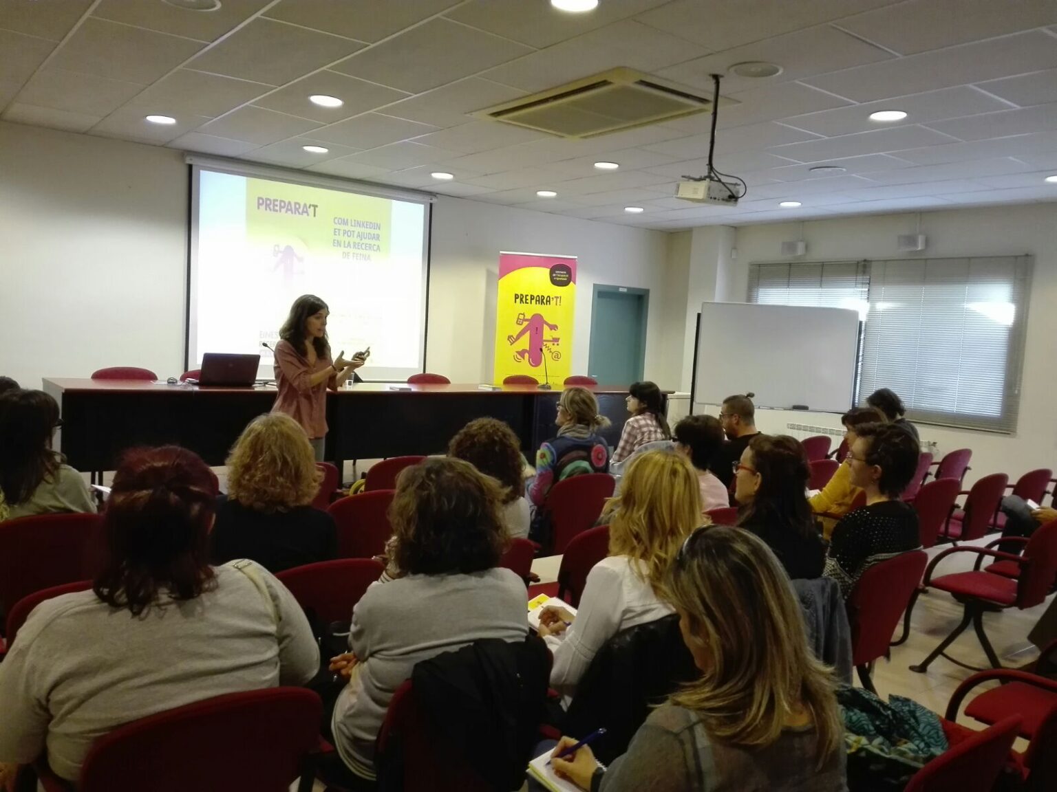 Tenir marca personal i actitud positiva, claus per trobar feina segons el ‘Prepara’t’
