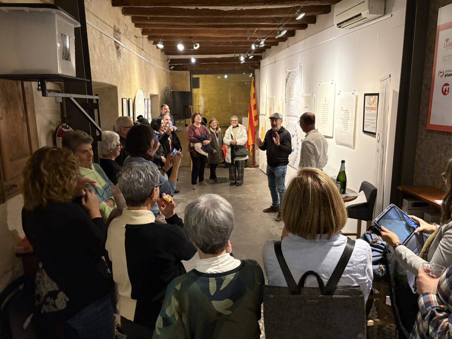 Òmnium Anoia acull l’exposició “El que porta el viatger” d’Armando Echeverry