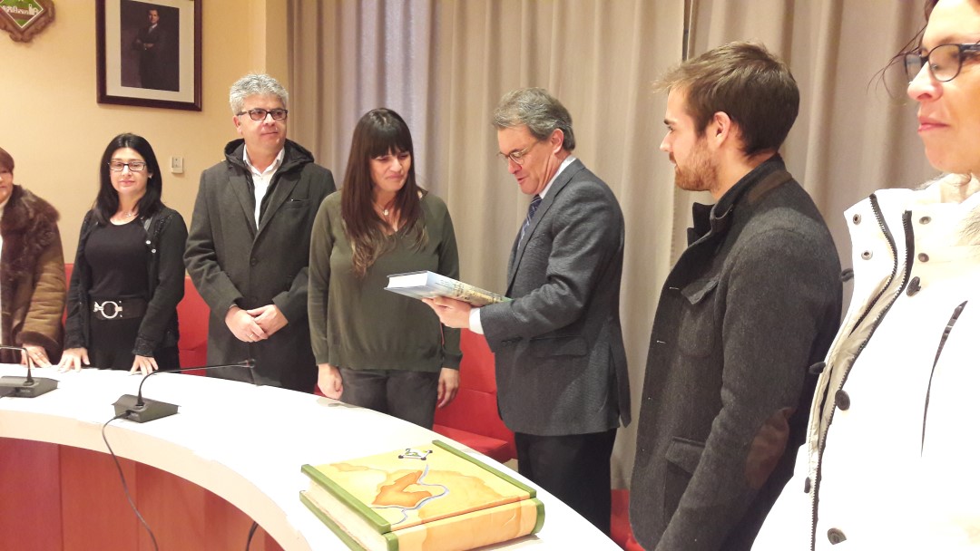 Artur Mas signatura llibre dhonor