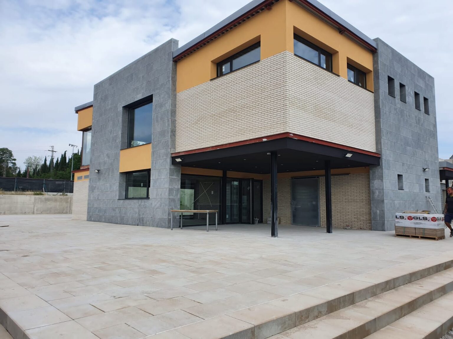 Enllestida la primera fase de l’edifici del bar de les piscines de Vilanova del Camí