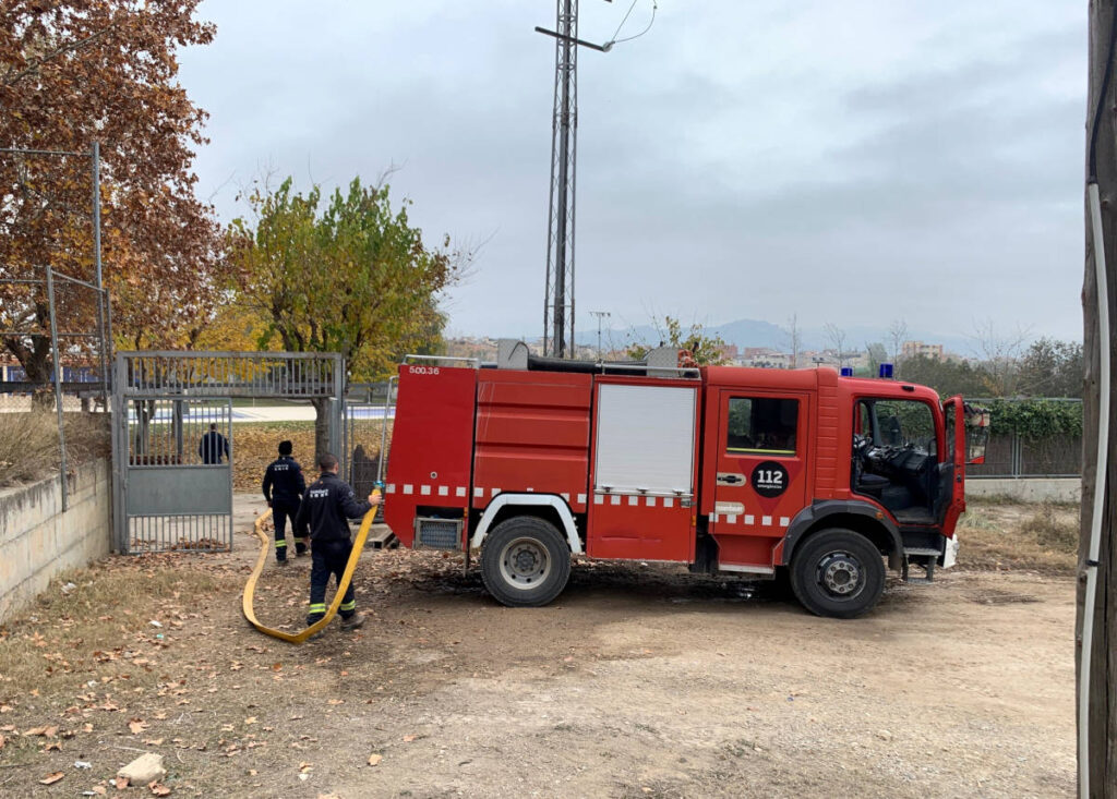 L’aigua de la piscina de Vilanova del Camí omple punts d’abastiment de Bombers i ADF