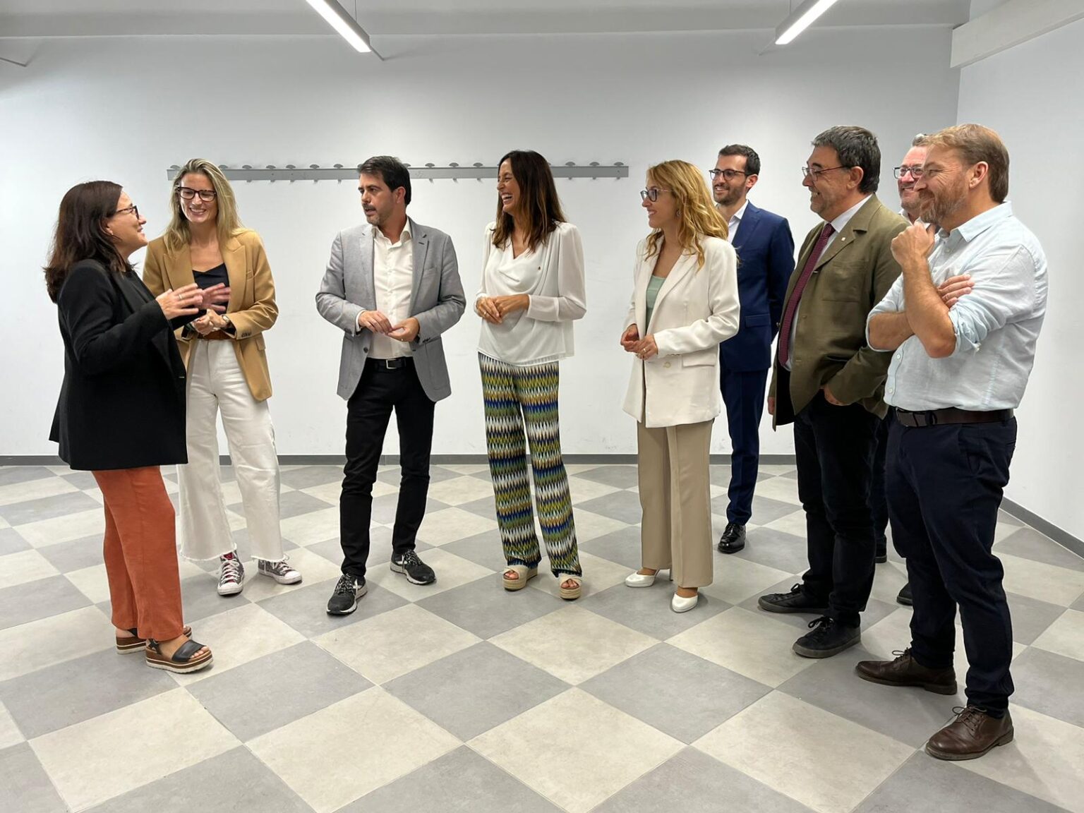La consellera d’Educació, Esther Niubó, visita Igualada per desencallar el trasllat de l’Escola Oficial d’Idiomes i l’Escola d’Adults a La Teneria