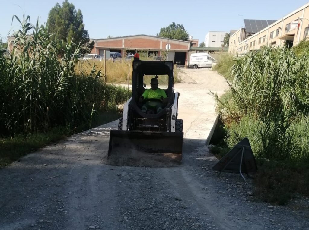 Treballs de manteniment al camí fluvial de la Riera d’Òdena