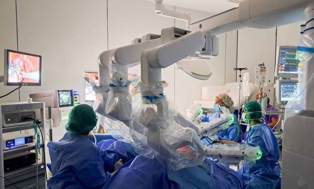 L’Hospital Universitari d’Igualada completa amb èxit la primera cirurgia assistida amb robot