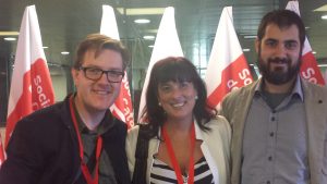 Silvia Faja, entre els regidors socialistes de Capellades, Carles Cuerva i Aaron Alc&aacute;zar.