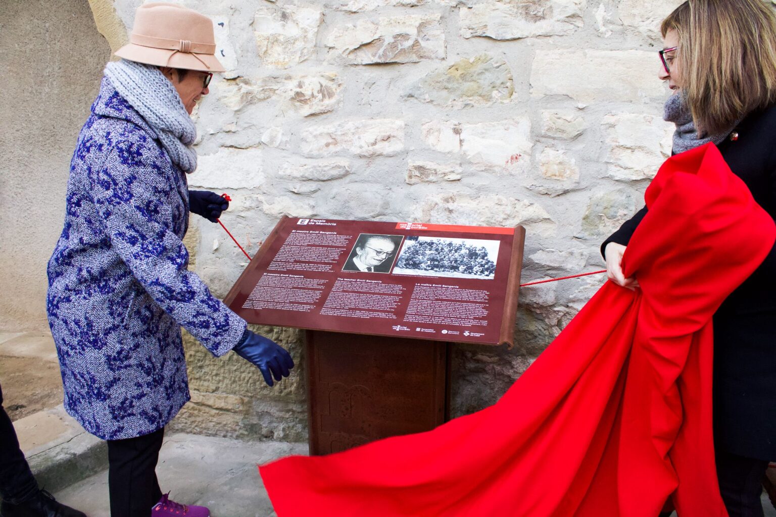 Calaf ret homenatge al mestre republicà Emili Sangenís i Osó