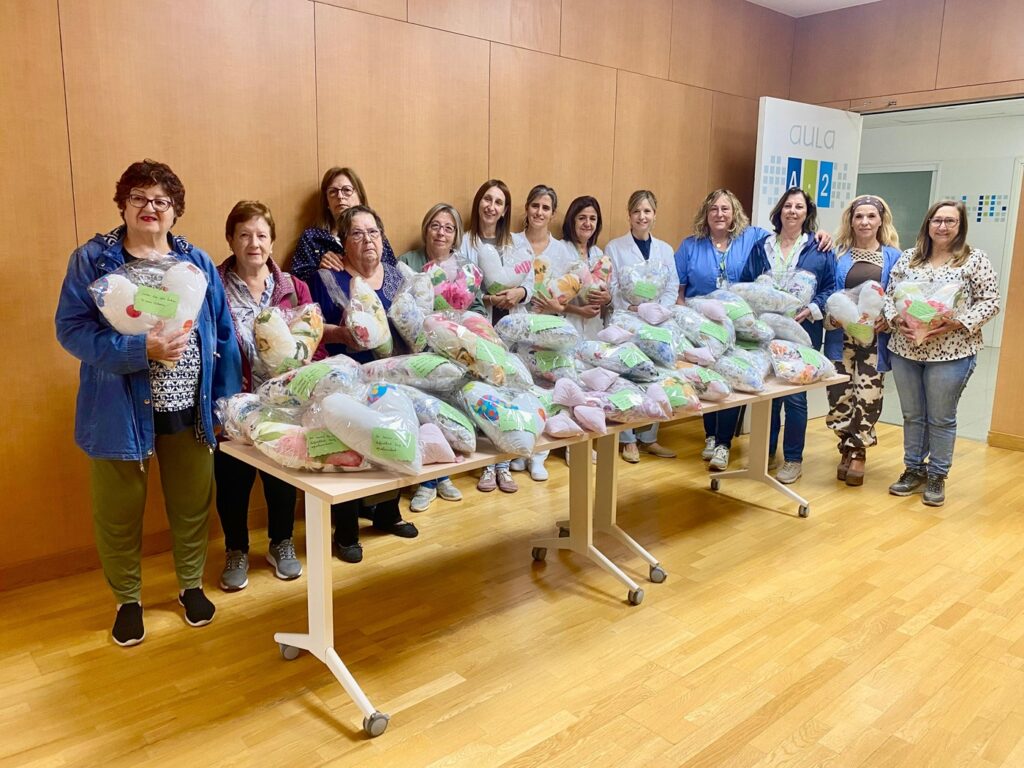 Artesanas de Corazón dona coixins per a les dones operades de càncer de mama de l’Hospital Universitari d’Igualada