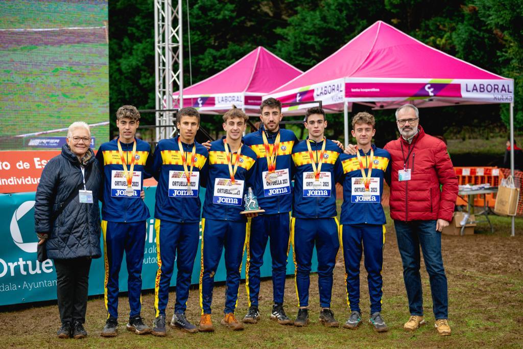 Els atletes del CAI Cesc Boix i Roger Suria fan podis amb Catalunya al Campionat d’Espanya de Cros