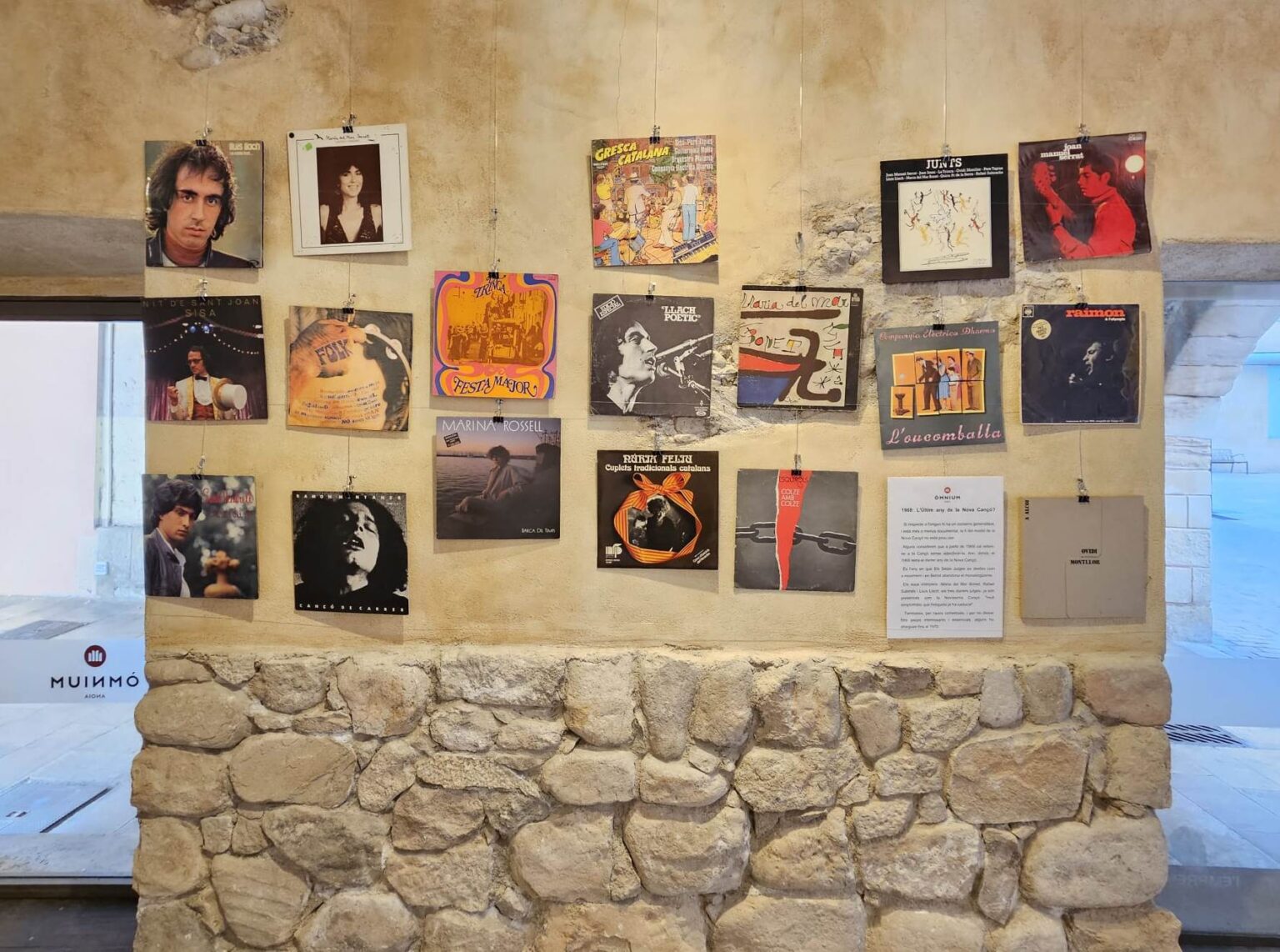 Exposició sobre “La Nova Cançó” a la seu d’Òmnium Anoia