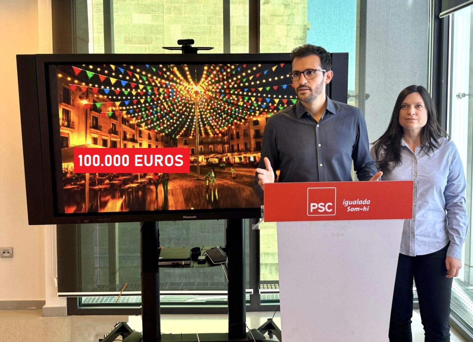 El PSC qüestiona que Junts gasti 100.000 euros en posar llums i banderetes a la plaça de l’Ajuntament durant l’estiu