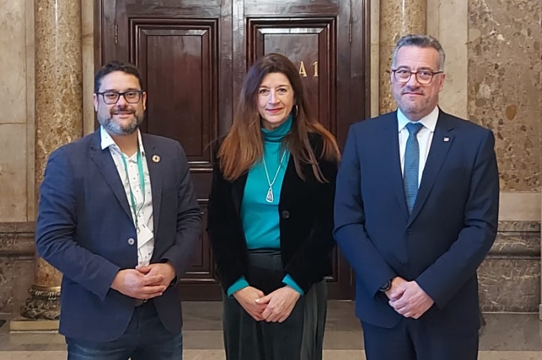 El Parlament aprova la proposta del PSC en defensa de la millora del finançament de l’Abric Romaní de Capellades