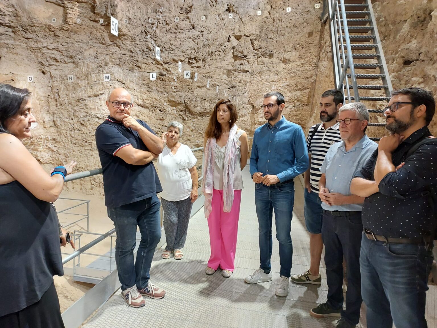 La diputada Rocío García (PSC) visita l’Abric Romaní de Capellades