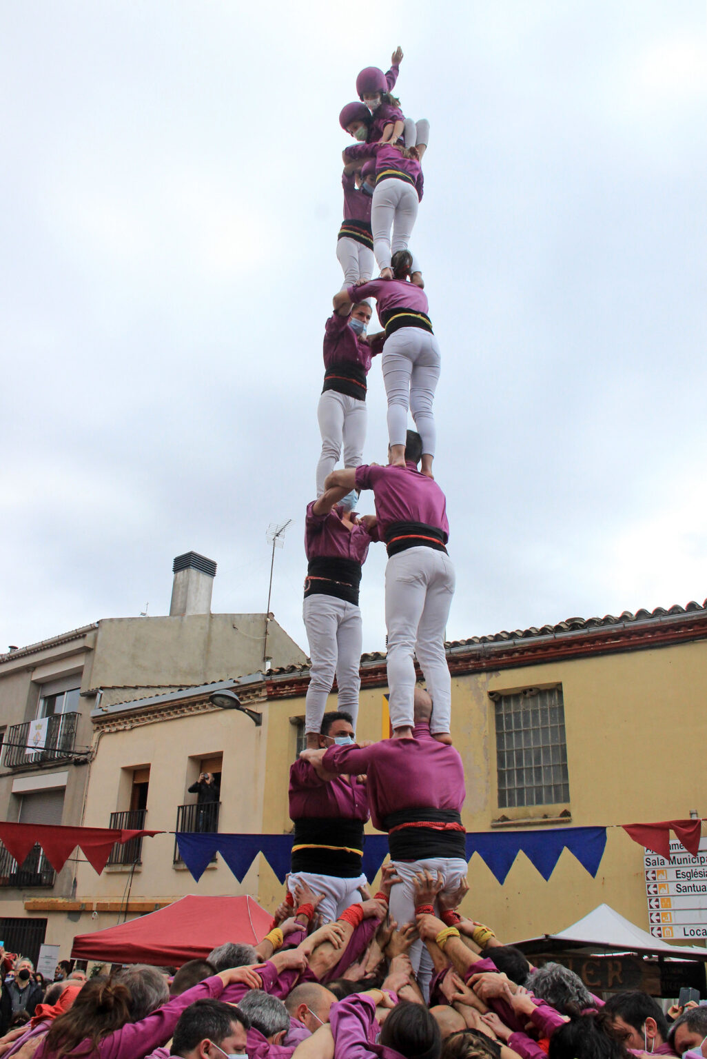 Els Moixiganguers arranquen motors amb tres castells de 7 a Montmaneu