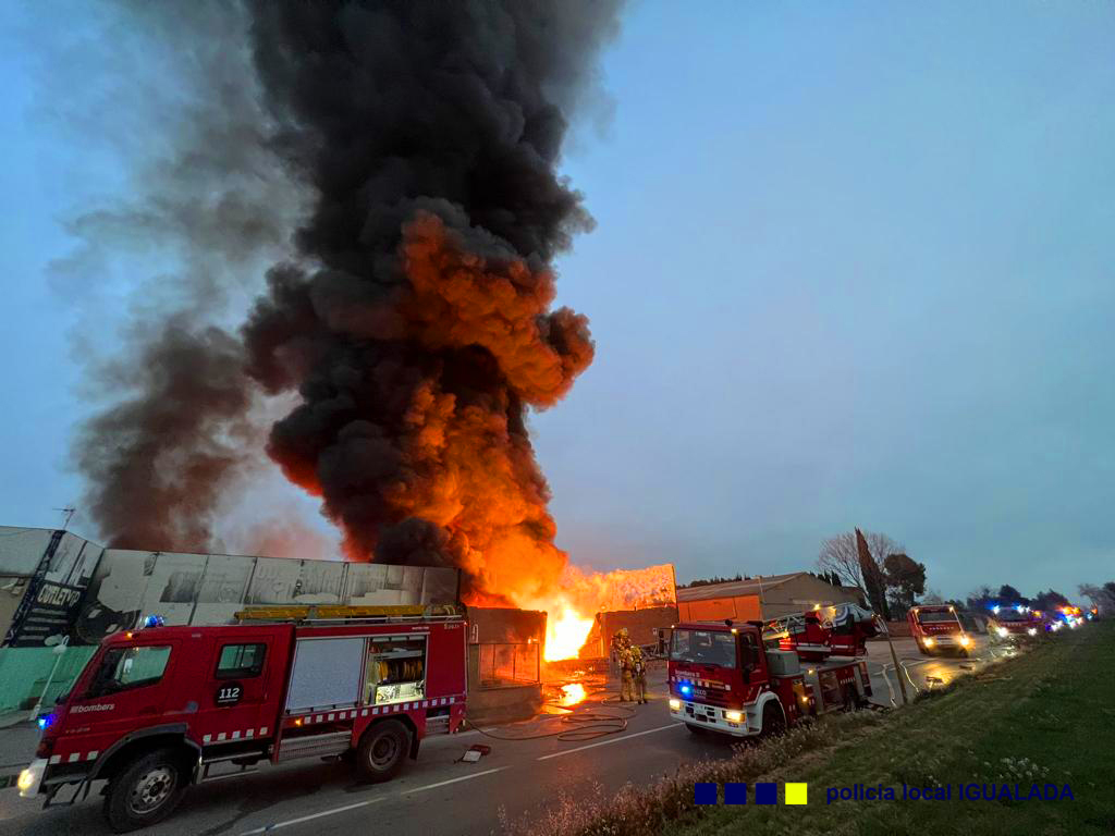 Incendi en una nau industrial d’Òdena