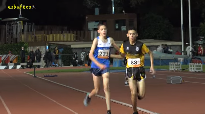 Un jove atleta del CAI dona una llicó d’esportivitat en una cursa del Campionat de Catalunya