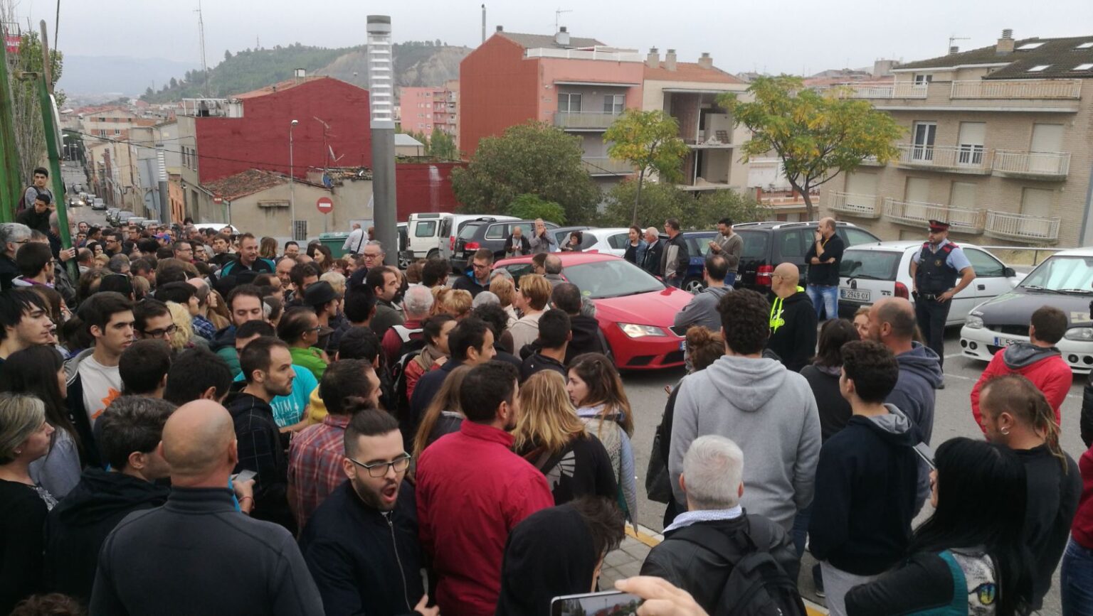 Multa de 300 euros per a l’home que va irrompre amb una navalla a l’IES Montbui l’1-O