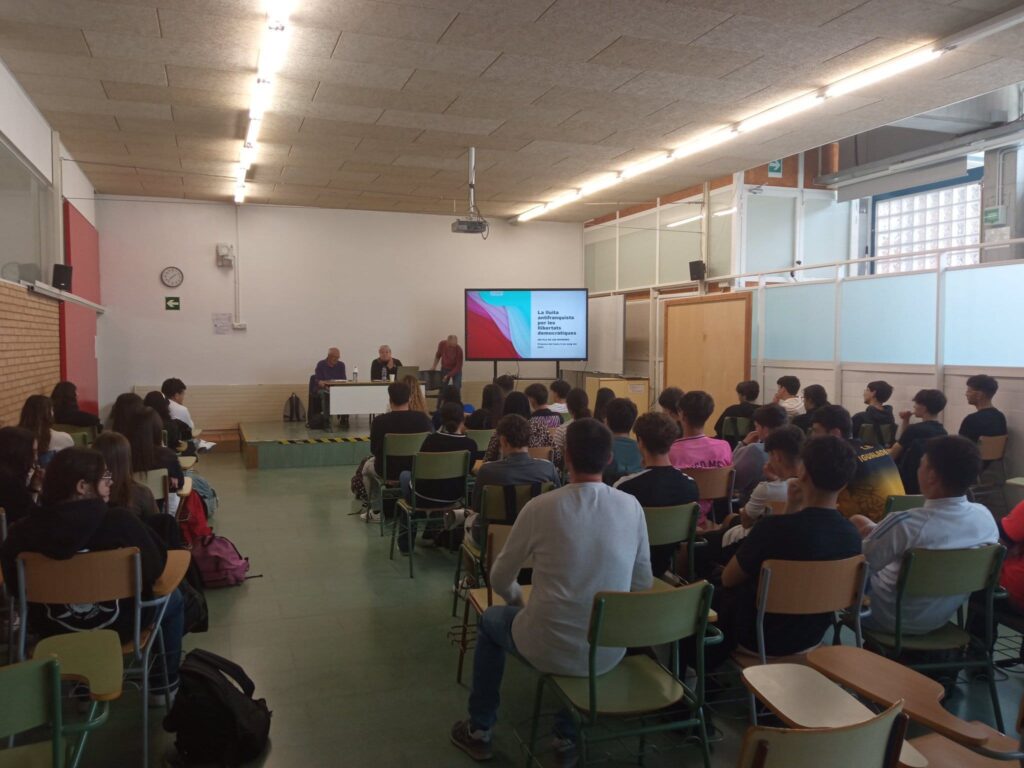 Alumnes de l’institut vilanoví s’apropen a la memòria del final del franquisme i la transició