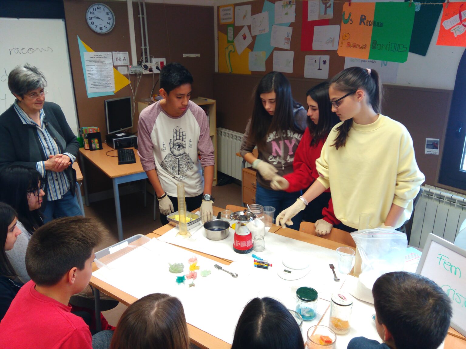 Alumnes de l’Institut Joan Mercader apropen la ciència als de l’escola Garcia Fossas