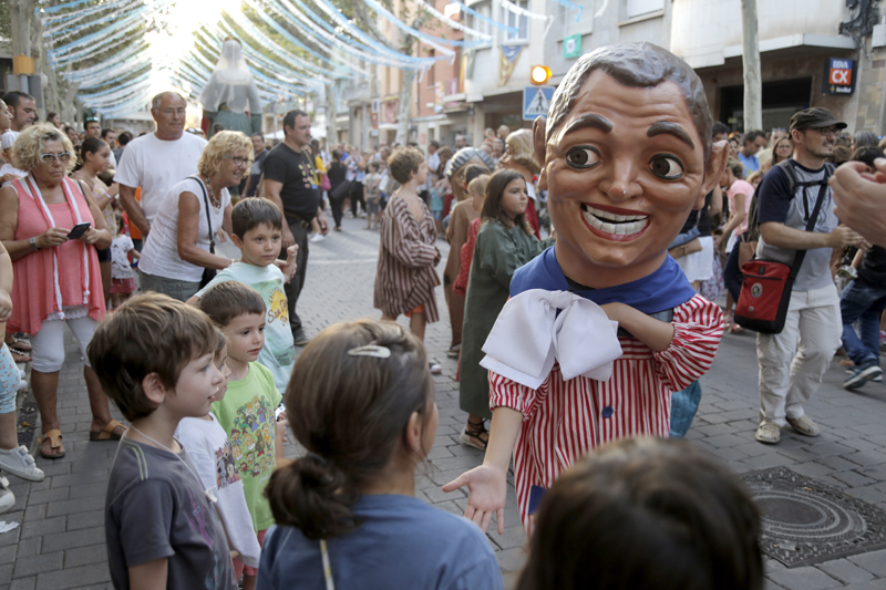 La processó de Sant Bartomeu treu al carrer la cultura popular d’Igualada