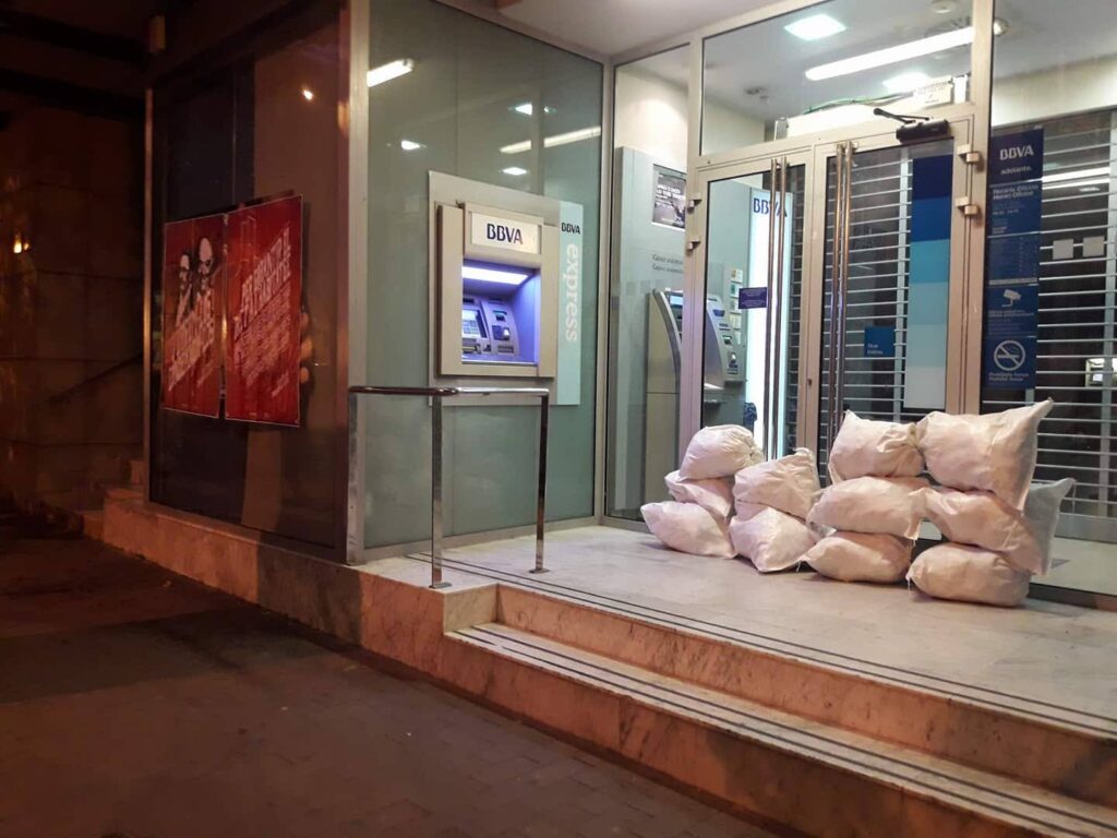 Una acció al BBVA d’Igualada acusa l’entitat d’impedir el dret a l’habitatge