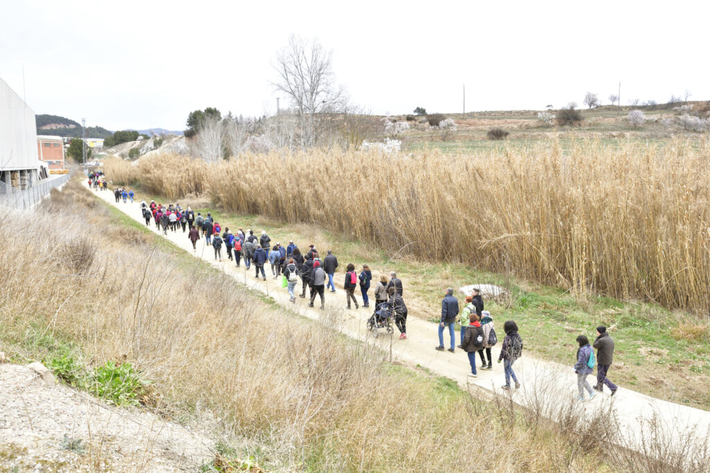 Més de 300 persones estrenen el camí fluvial de la riera d’Òdena