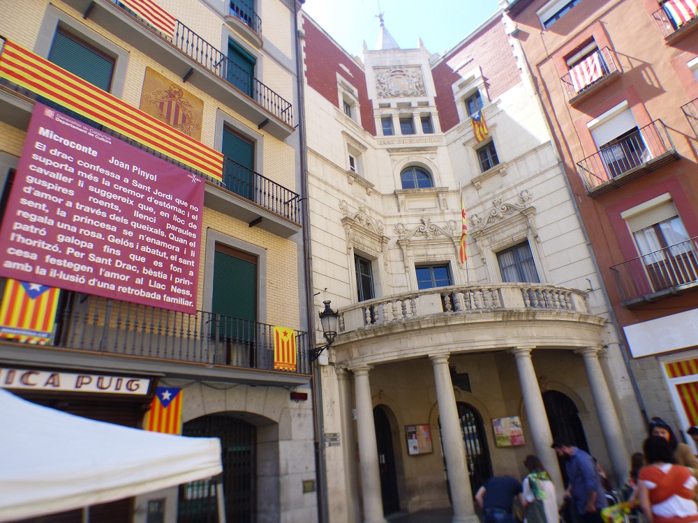 Un microconte de Joan Pinyol, a la Plaça de l’Ajuntament de Berga