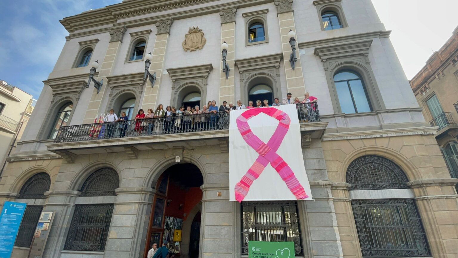 Igualada se suma al Dia Mundial Contra el Càncer de Mama amb un gran llaç teixit per voluntàries