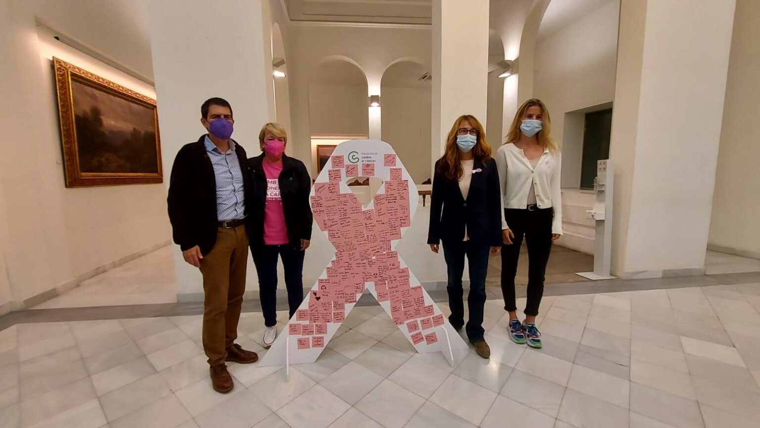 L’Associació contra el Càncer lliura llaços roses plens de missatges a Igualada, Montbui i Vilanova