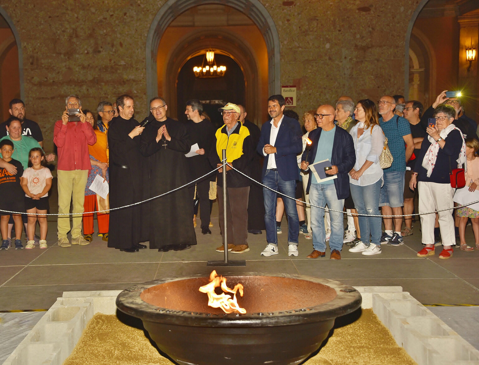 El CAI Petromiralles va portar la Flama del Canigó a Montserrat
