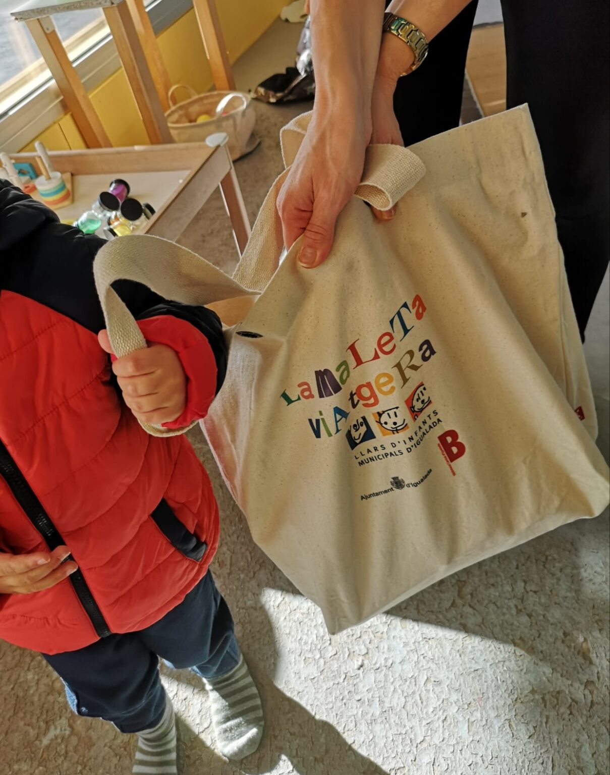 La Biblioteca torna a portar les Maletes Viatgeres a les llars d’infants municipals d’Igualada