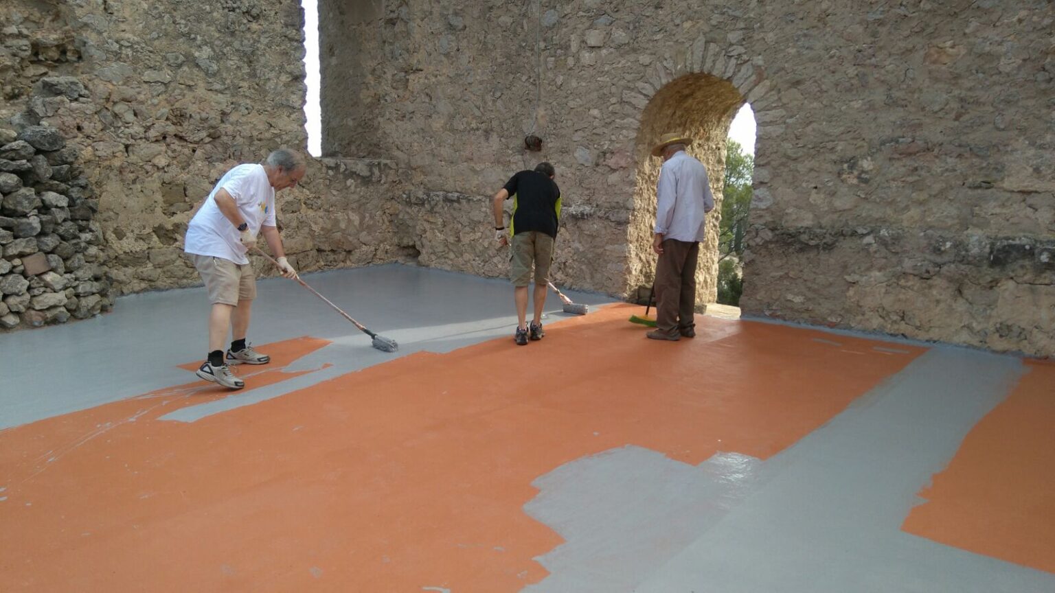 Els Amics de la Tossa fan millores al castell