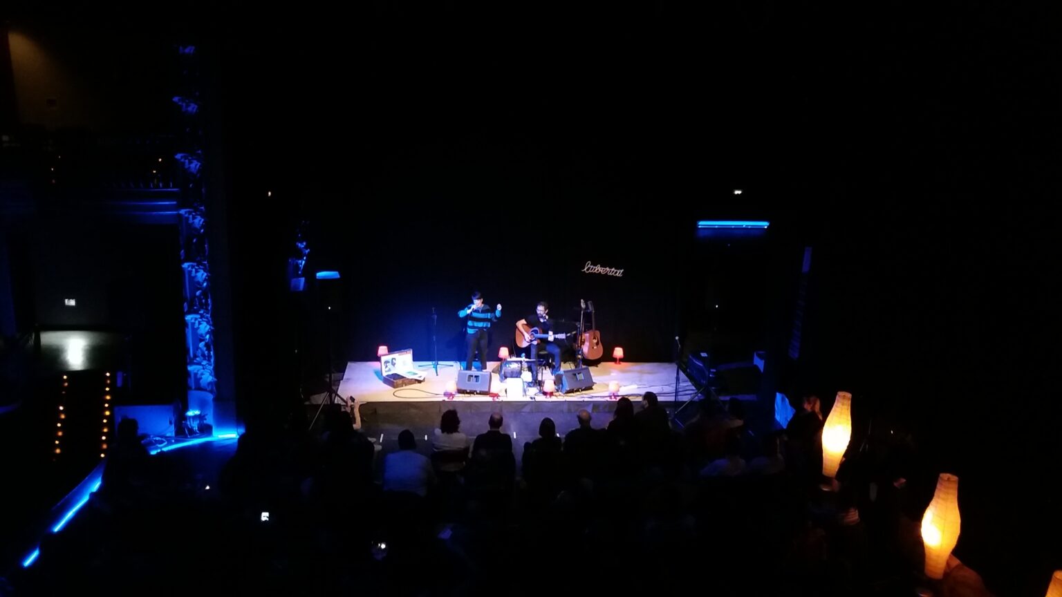 Dues veus, tres guitarres i un parell de peus