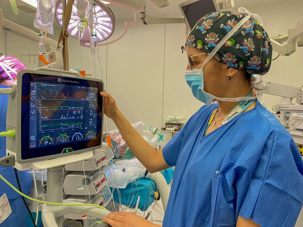 L’Hospital Universitari d’Igualada, primer de l’Estat en implementar un monitor que prediu la hipotensió durant la cirurgia a través d’un sensor no invasiu