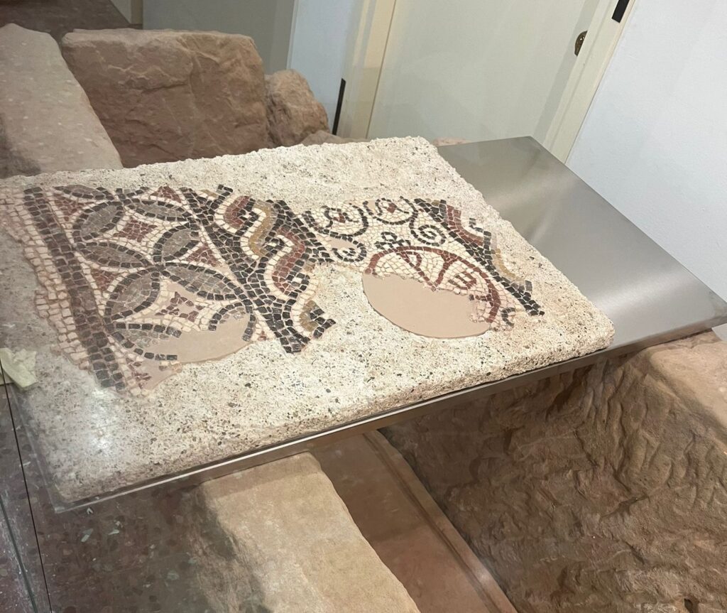 El museu dels Prats de Rei incorpora una làpida tardoromana