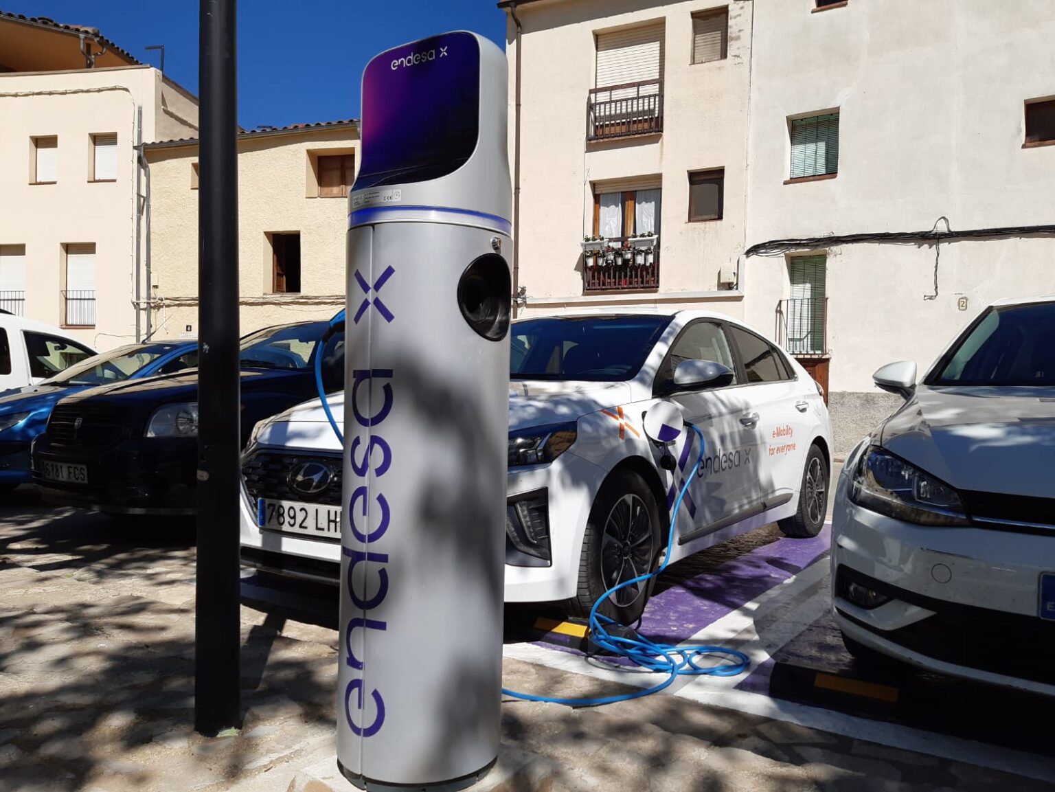 La Llacuna estrena un punt de recàrrega per a vehicles elèctrics