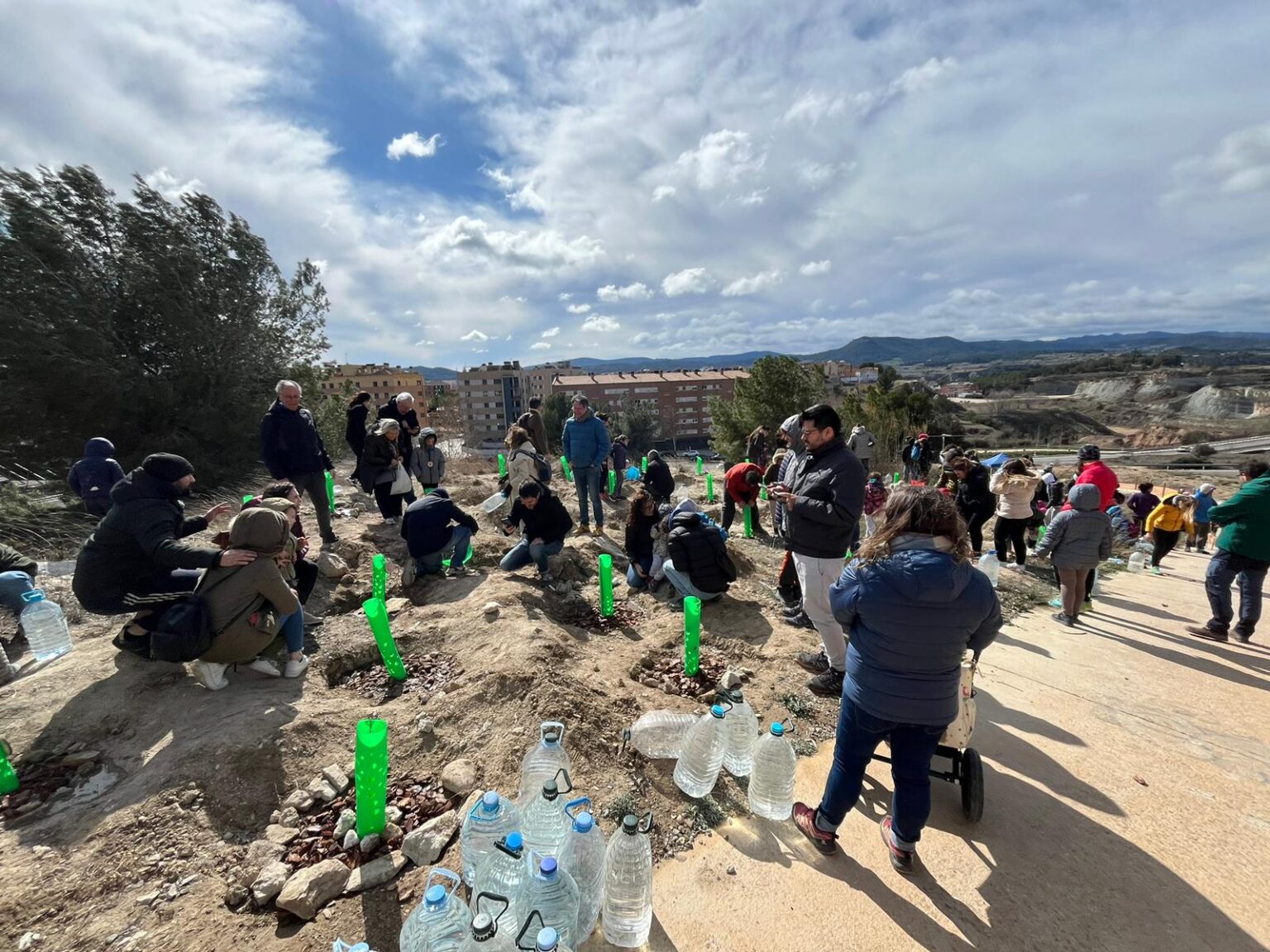 800 persones participen a la plantada d’arbres a l’Anella Verda d’Igualada