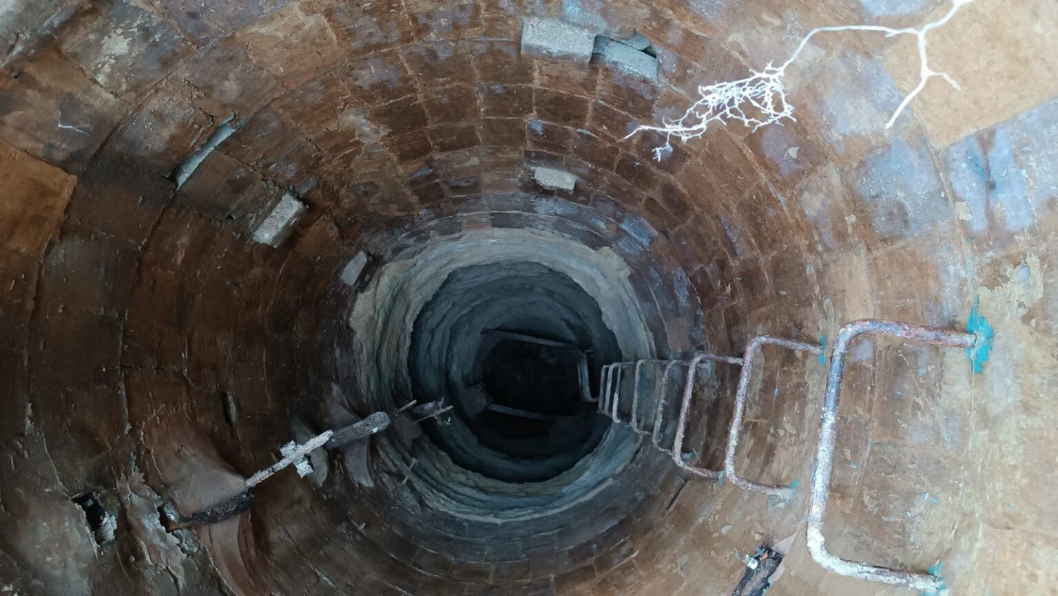 Les obres de reforma del nucli antic de Montbui descobreixen un pou del segle XIX