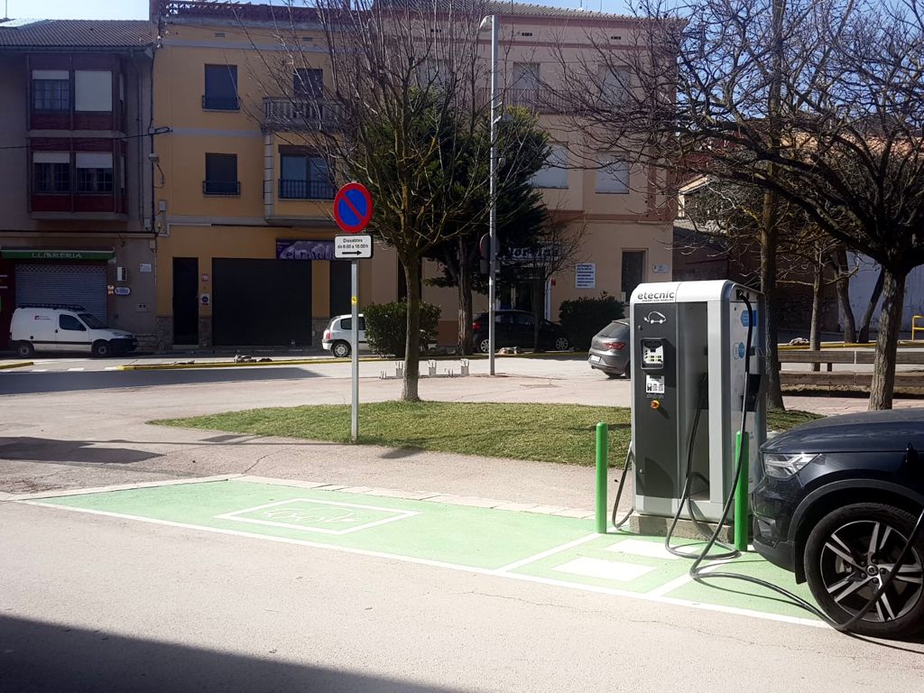 El punt de recàrrega de vehicles elèctrics de Calaf passa a ser de pagament