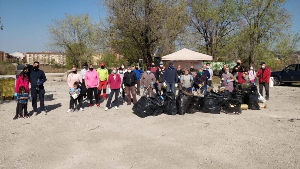 Èxit de participació en la recollida de brossa del barri Sant Nicolau de Vilanova del Camí