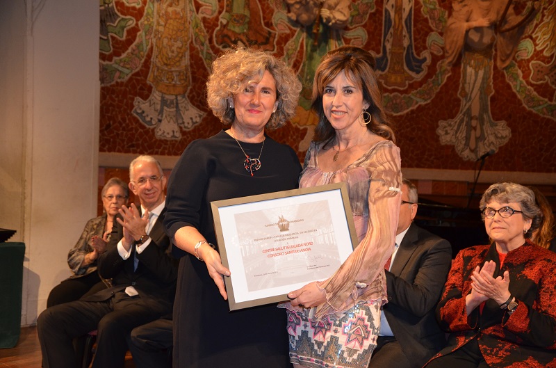 La directora del CAP, la dra. Aurora Garriga, recollint la menci&oacute;.