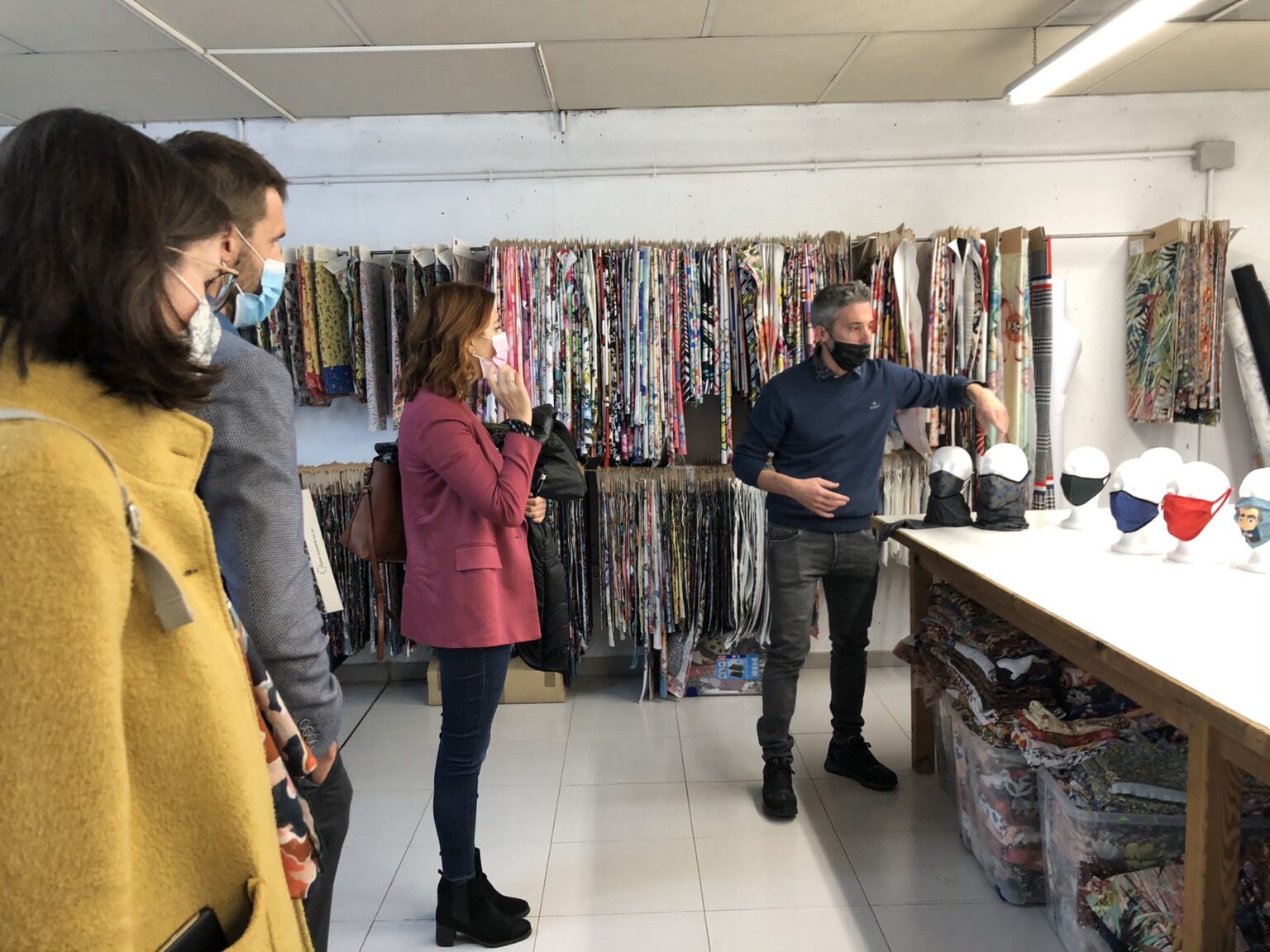 La diputada Carolina Telechea mostra el suport d’ERC a l’empresa visitant una fàbrica d’Igualada