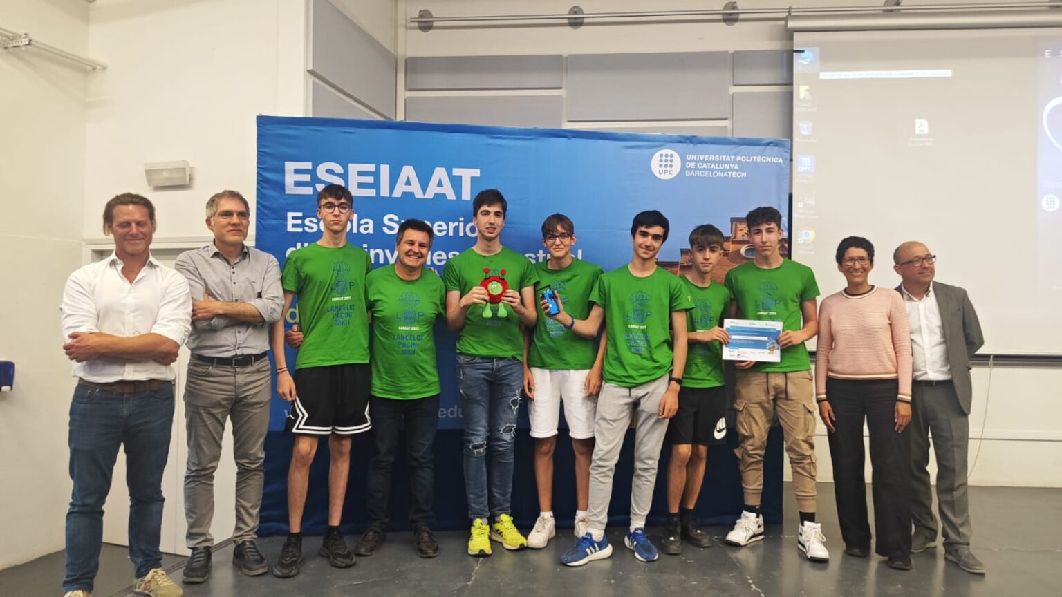 Un equip d’alumnes igualadins, premiat en una competició de construcció de nanosatèl·lits